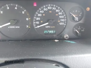 2003 Jeep Grand Cherokee Laredo z VIN 1J4GW48S33C599693, wystawiony jako IAAI lot #42228885 z przebiegiem 257 551 mil mil oraz . Historia ofert i sprzedaży dostępna na DreamBid. Obrazek 7.