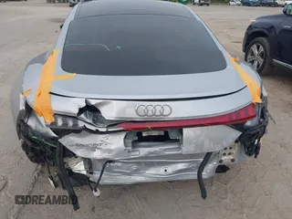 2022 Audi e-tron GT Prestige z VIN WAUEJBFW7N7001491, wystawiony jako IAAI lot #41356266 z przebiegiem 42 738 mil mil oraz . Historia ofert i sprzedaży dostępna na DreamBid. Obrazek 16.