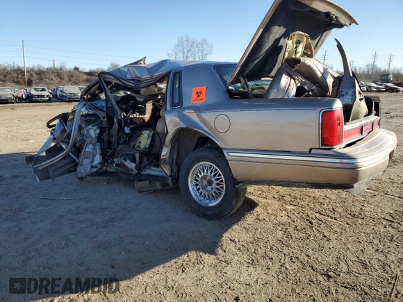 1997 Lincoln Town Car Signature z VIN 1LNLM82W5VY758132, wystawiony jako Copart lot #42643405 z przebiegiem Nie podano mil oraz Szkoda całkowita • Salvage title. Historia ofert i sprzedaży dostępna na DreamBid. Obrazek 2.