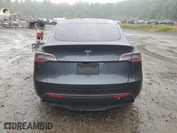 2024 Tesla Model Y z VIN 7SAYGDEDXRF076893, wystawiony jako Copart lot #57966515 z przebiegiem 9 200 mil mil oraz Szkoda całkowita • Salvage title. Historia ofert i sprzedaży dostępna na DreamBid. Obrazek 6.