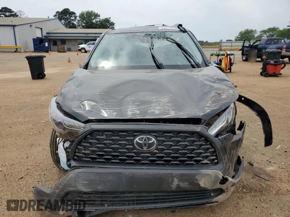 2022 Toyota Corolla Cross LE z VIN 7MUCAAAG9NV024206, wystawiony jako Copart lot #53733855 z przebiegiem 5610 mil mil oraz Szkody całkowita. Historia ofert i sprzedaży dostępna na DreamBid. Obrazek 5.