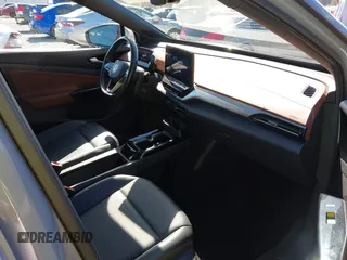 2021 Volkswagen ID.4 Pro S z VIN WVGTMPE20MP058882, wystawiony jako IAAI lot #42317440 z przebiegiem 64 473 mil mil oraz . Historia ofert i sprzedaży dostępna na DreamBid. Obrazek 5.