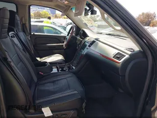 2007 Cadillac Escalade z VIN 1GYFK63887R127376, wystawiony jako IAAI lot #42150261 z przebiegiem 165 849 mil mil oraz . Historia ofert i sprzedaży dostępna na DreamBid. Obrazek 5.