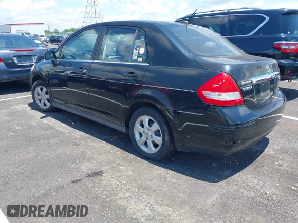 2007 Nissan Versa SL z VIN 3N1BC11E77L409483, wystawiony jako IAAI lot #42525328 z przebiegiem 102 488 mil mil oraz . Historia ofert i sprzedaży dostępna na DreamBid. Obrazek 3.