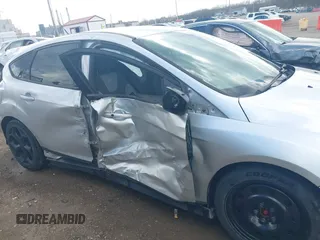 2014 Ford Focus ST z VIN 1FADP3L96EL413447, wystawiony jako IAAI lot #41887304 z przebiegiem 99 448 mil mil oraz . Historia ofert i sprzedaży dostępna na DreamBid. Obrazek 5.