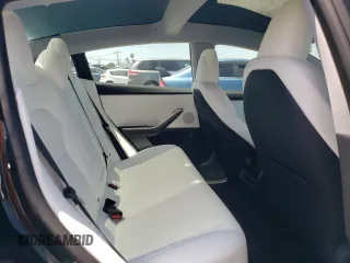 2025 Tesla Model 3 Long Range z VIN 5YJ3E1EA3SF975991, wystawiony jako Copart lot #55629765 z przebiegiem Nie podano mil oraz Szkoda całkowita • Salvage title. Historia ofert i sprzedaży dostępna na DreamBid. Obrazek 10.