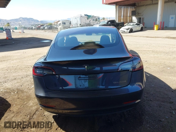 2018 Tesla Model 3 Long Range Battery z VIN 5YJ3E1EB6JF105837, wystawiony jako IAAI lot #41763460 z przebiegiem 100 387 mil mil oraz . Historia ofert i sprzedaży dostępna na DreamBid. Obrazek 16.