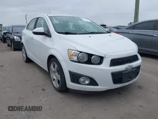 2016 Chevrolet Sonic LTZ z VIN 1G1JE5SB1G4135257, wystawiony jako IAAI lot #41619164 z przebiegiem 140 193 mil mil oraz . Historia ofert i sprzedaży dostępna na DreamBid. Obrazek 1.