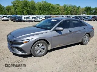 2024 Hyundai Elantra SE z VIN KMHLL4DG7RU730234, wystawiony jako Copart lot #53001005 z przebiegiem 21 678 mil mil oraz Szkoda całkowita • Salvage title. Historia ofert i sprzedaży dostępna na DreamBid. Obrazek 1.