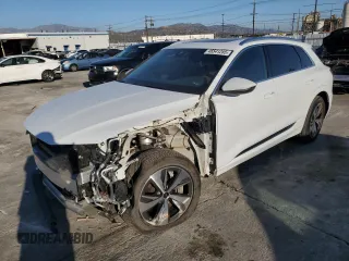 2024 Audi Q8 e-tron Premium z VIN WA14AAGEXRB023271, wystawiony jako Copart lot #46541285 z przebiegiem 9 826 mil mil oraz Szkoda całkowita • Salvage title. Historia ofert i sprzedaży dostępna na DreamBid. Obrazek 1.