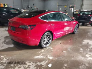2020 Tesla Model 3 Standard Range Plus z VIN 5YJ3E1EA2LF705670, wystawiony jako IAAI lot #41572352 z przebiegiem 99 980 mil mil oraz . Historia ofert i sprzedaży dostępna na DreamBid. Obrazek 4.