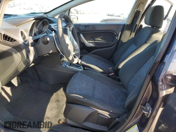 2013 Ford Fiesta SE z VIN 3FADP4BJ9DM186382, wystawiony jako Copart lot #67754934 z przebiegiem 157 495 mil mil oraz Szkoda całkowita • Salvage title. Historia ofert i sprzedaży dostępna na DreamBid. Obrazek 7.