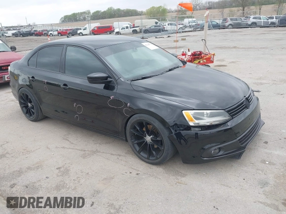 2014 Volkswagen Jetta SE z VIN 3VWD17AJ7EM388375, wystawiony jako IAAI lot #42144779 z przebiegiem 104 801 mil mil oraz . Historia ofert i sprzedaży dostępna na DreamBid. Obrazek 1.