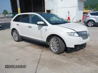 2013 Lincoln MKX z VIN 2LMDJ8JK2DBL43300, wystawiony jako IAAI lot #42412950 z przebiegiem 121 910 mil mil oraz . Historia ofert i sprzedaży dostępna na DreamBid. Obrazek 1.