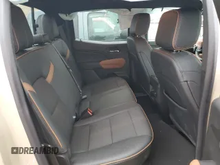 2024 GMC Canyon 4WD AT4 z VIN 1GTP6DEK7R1130962, wystawiony jako Copart lot #77139454 z przebiegiem 3236 mil mil oraz Szkody całkowita. Historia ofert i sprzedaży dostępna na DreamBid. Obrazek 10.