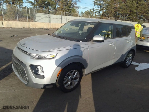 2020 Kia Soul LX with VIN KNDJ23AU8L7108900, listed as a IAAI auction lot 31271971 with 5,551 mi miles. Bid and sale history available at carsss.com. Image 2.