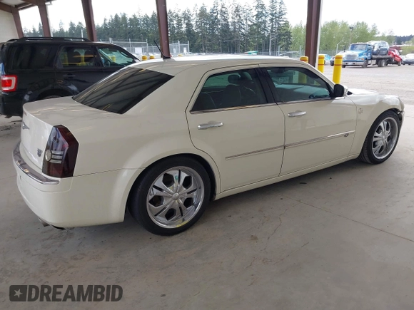 2008 Chrysler 300 C Hemi z VIN 2C3KA63HX8H208103, wystawiony jako IAAI lot #42082674 z przebiegiem 111 025 mil mil oraz . Historia ofert i sprzedaży dostępna na DreamBid. Obrazek 4.