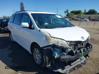 2012 Toyota Sienna XLE AAS z VIN 5TDYK3DC6CS240285, wystawiony jako IAAI lot #42778248 z przebiegiem 122 091 mil mil oraz . Historia ofert i sprzedaży dostępna na DreamBid. Obrazek 1.