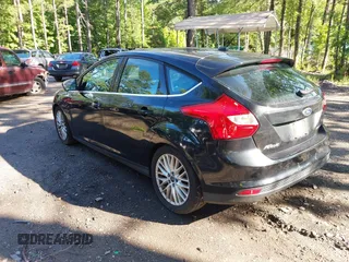 2014 Ford Focus Titanium z VIN 1FADP3N28EL166187, wystawiony jako IAAI lot #42553868 z przebiegiem 189 470 mil mil oraz . Historia ofert i sprzedaży dostępna na DreamBid. Obrazek 3.
