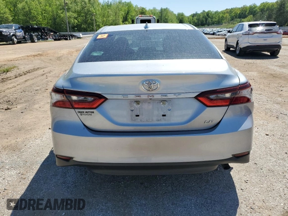 2024 Toyota Camry LE z VIN 4T1C11AK8RU261202, wystawiony jako Copart lot #53353235 z przebiegiem 22 487 mil mil oraz Szkoda całkowita • Salvage title. Historia ofert i sprzedaży dostępna na DreamBid. Obrazek 6.