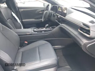 2025 Toyota Crown XLE z VIN JTDACAAJ1S3007128, wystawiony jako IAAI lot #42217220 z przebiegiem 2016 mil mil oraz . Historia ofert i sprzedaży dostępna na DreamBid. Obrazek 5.