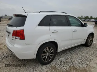 2013 Kia Sorento SX z VIN 5XYKWDA22DG321598, wystawiony jako Copart lot #50453715 z przebiegiem 123 778 mil mil oraz Czysty tytuł • Clean title. Historia ofert i sprzedaży dostępna na DreamBid. Obrazek 3.