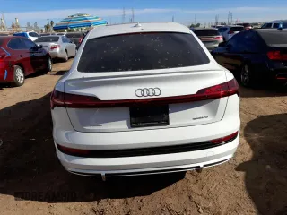2022 Audi e-tron Sportback S line Premium z VIN WA11AAGE9NB019340, wystawiony jako Copart lot #36347173 z przebiegiem 9 716 mil mil oraz . Historia ofert i sprzedaży dostępna na DreamBid. Obrazek 6.