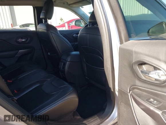 2019 Jeep Cherokee Latitude Plus with VIN 1C4PJMLB1KD166927, listed as a IAAI auction lot 41492327 with 113,869 mi miles. Bid and sale history available at carsss.com. Image 8.