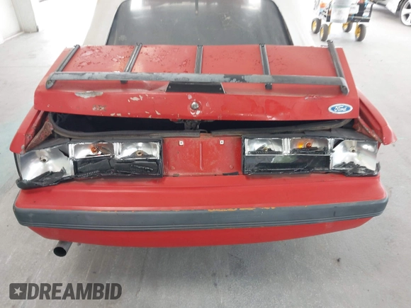 1986 Ford Mustang z VIN 1FABP2738GF131495, wystawiony jako IAAI lot #42437401 z przebiegiem 6 322 mil mil oraz . Historia ofert i sprzedaży dostępna na DreamBid. Obrazek 6.