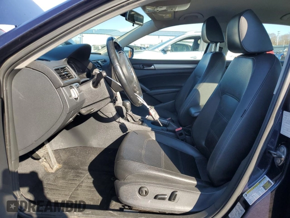 2014 Volkswagen Passat Wolfsburg Edition z VIN 1VWAT7A35EC030742, wystawiony jako Copart lot #46586205 z przebiegiem 185 690 mil mil oraz Szkoda całkowita • Salvage title. Historia ofert i sprzedaży dostępna na DreamBid. Obrazek 7.