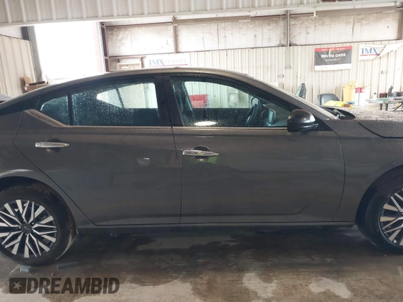 2025 Nissan Altima SV with VIN 1N4BL4DW2SN351266, listed as a IAAI auction lot 41869361 with 8,698 mi miles and . Bid and sale history available at DreamBid. Image 13.