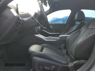 2024 BMW 3 Series 330i xDrive z VIN 3MW89FF03R8E39440, wystawiony jako Copart lot #58980965 z przebiegiem 32 699 mil mil oraz Czysty tytuł • Clean title. Historia ofert i sprzedaży dostępna na DreamBid. Obrazek 7.