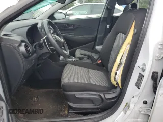 2021 Hyundai Kona SE z VIN KM8K1CAA7MU659637, wystawiony jako Copart lot #54394795 z przebiegiem 90 366 mil mil oraz Szkody całkowita. Historia ofert i sprzedaży dostępna na DreamBid. Obrazek 7.