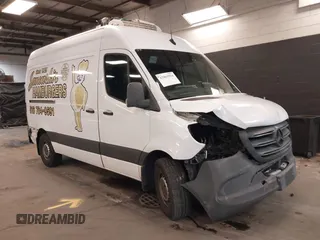 2019 Mercedes-Benz Sprinter Cargo z VIN WD3PF0CD7KP054749, wystawiony jako IAAI lot #42061954 z przebiegiem 105 528 mil mil oraz . Historia ofert i sprzedaży dostępna na DreamBid. Obrazek 1.