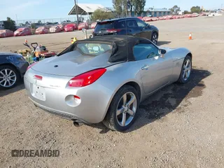2007 Pontiac Solstice z VIN 1G2MB35B57Y111621, wystawiony jako IAAI lot #41332760 z przebiegiem 49 784 mil mil oraz . Historia ofert i sprzedaży dostępna na DreamBid. Obrazek 4.