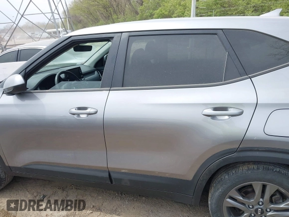 2021 Kia Seltos LX z VIN KNDEPCAA8M7104890, wystawiony jako IAAI lot #42059596 z przebiegiem 44 587 mil mil oraz . Historia ofert i sprzedaży dostępna na DreamBid. Obrazek 14.