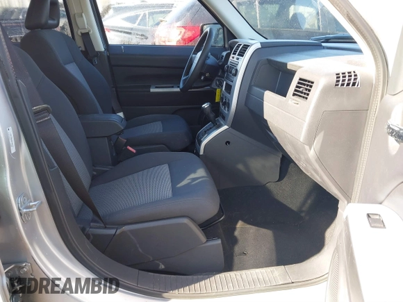 2008 Jeep Patriot Sport with VIN 1J8FT28W38D798125, listed as a IAAI auction lot 41004403 with 98,841 mi miles. Bid and sale history available at carsss.com. Image 5.