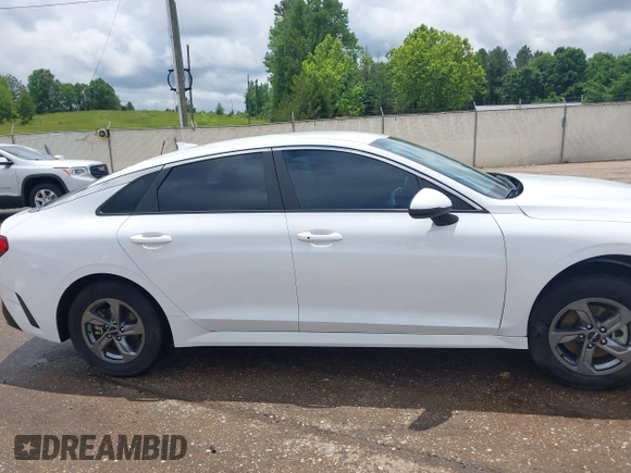 2023 Kia K5 LXS z VIN 5XXG14J2XPG210651, wystawiony jako IAAI lot #42243437 z przebiegiem 37 367 mil mil oraz . Historia ofert i sprzedaży dostępna na DreamBid. Obrazek 13.