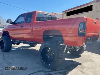 2000 Dodge 2500 z VIN 3B7KF2363YG104640, wystawiony jako Copart lot #45928635 z przebiegiem 206 162 mil mil oraz Czysty tytuł • Clean title. Historia ofert i sprzedaży dostępna na DreamBid. Obrazek 3.