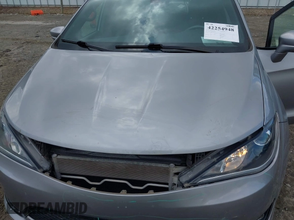 2019 Chrysler Pacifica Touring Plus z VIN 2C4RC1FG0KR574955, wystawiony jako IAAI lot #42254948 z przebiegiem 82 423 mil mil oraz . Historia ofert i sprzedaży dostępna na DreamBid. Obrazek 19.
