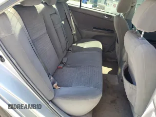 2005 Toyota Camry STD z VIN 4T1BE32K05U406365, wystawiony jako Copart lot #58035155 z przebiegiem 283 788 mil mil oraz Czysty tytuł • Clean title. Historia ofert i sprzedaży dostępna na DreamBid. Obrazek 10.