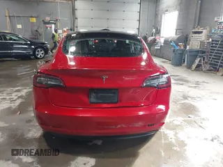 2020 Tesla Model 3 Standard Range Plus z VIN 5YJ3E1EA2LF705670, wystawiony jako IAAI lot #41572352 z przebiegiem 99 980 mil mil oraz . Historia ofert i sprzedaży dostępna na DreamBid. Obrazek 16.
