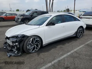 2024 Hyundai Ioniq 6 SEL z VIN KMHM34AA7RA076051, wystawiony jako Copart lot #54012045 z przebiegiem 9 944 mil mil oraz Szkoda całkowita • Salvage title. Historia ofert i sprzedaży dostępna na DreamBid. Obrazek 1.