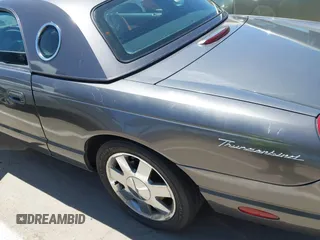 2003 Ford Thunderbird Deluxe z VIN 1FAHP60AX3Y109880, wystawiony jako IAAI lot #42336922 z przebiegiem 213 477 mil mil oraz . Historia ofert i sprzedaży dostępna na DreamBid. Obrazek 19.