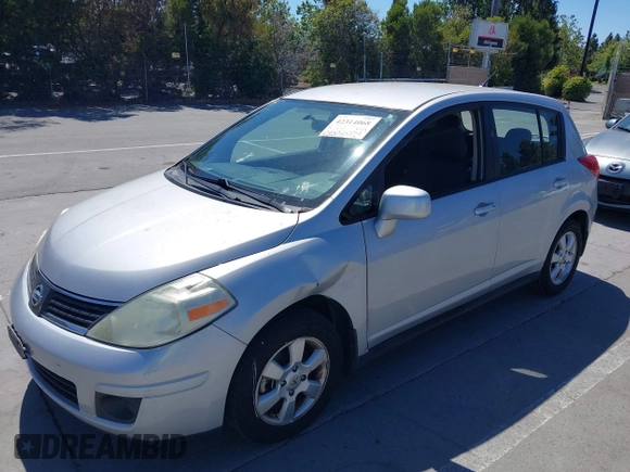 2009 Nissan Versa S z VIN 3N1BC13E09L372132, wystawiony jako IAAI lot #42314068 z przebiegiem 135 829 mil mil oraz . Historia ofert i sprzedaży dostępna na DreamBid. Obrazek 6.