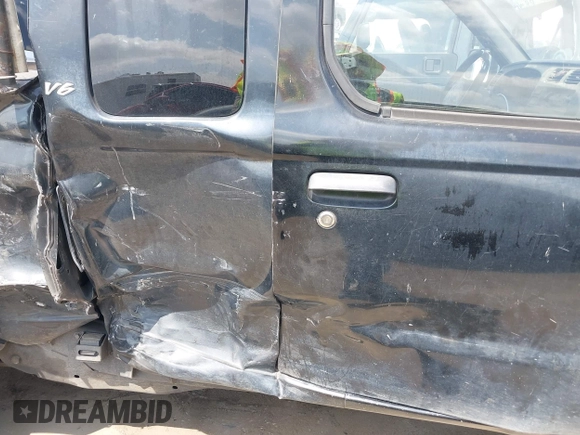 1999 Nissan Frontier XE z VIN 1N6ED26Y5XC321492, wystawiony jako IAAI lot #42116307 z przebiegiem 446 841 mil mil oraz . Historia ofert i sprzedaży dostępna na DreamBid. Obrazek 5.