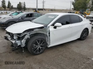 2022 Toyota Camry SE z VIN 4T1T11AK6NU689375, wystawiony jako Copart lot #55357585 z przebiegiem 38 308 mil mil oraz Szkoda całkowita • Salvage title. Historia ofert i sprzedaży dostępna na DreamBid. Obrazek 1.