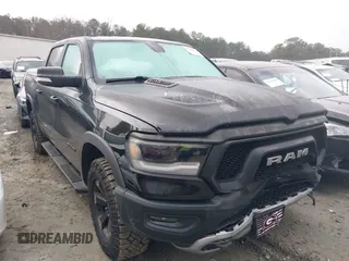 2019 Ram 1500 Rebel z VIN 1C6SRFLTXKN580782, wystawiony jako IAAI lot #41498027 z przebiegiem 83 669 mil mil oraz . Historia ofert i sprzedaży dostępna na DreamBid. Obrazek 1.