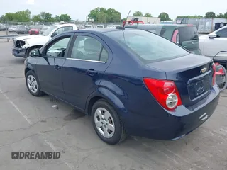 2015 Chevrolet Sonic LS z VIN 1G1JA5SH2F4114299, wystawiony jako IAAI lot #42078790 z przebiegiem 112 719 mil mil oraz . Historia ofert i sprzedaży dostępna na DreamBid. Obrazek 3.