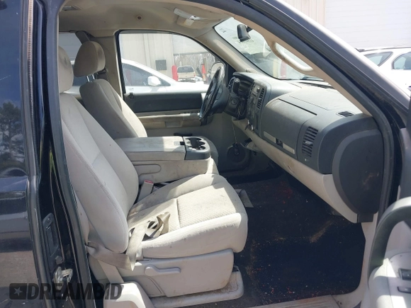 2007 Chevrolet Silverado 1500 LT w/1LT with VIN 2GCEC19J671591822, listed as a IAAI auction lot 41841804 with 325,059 mi miles. Bid and sale history available at carsss.com. Image 5.